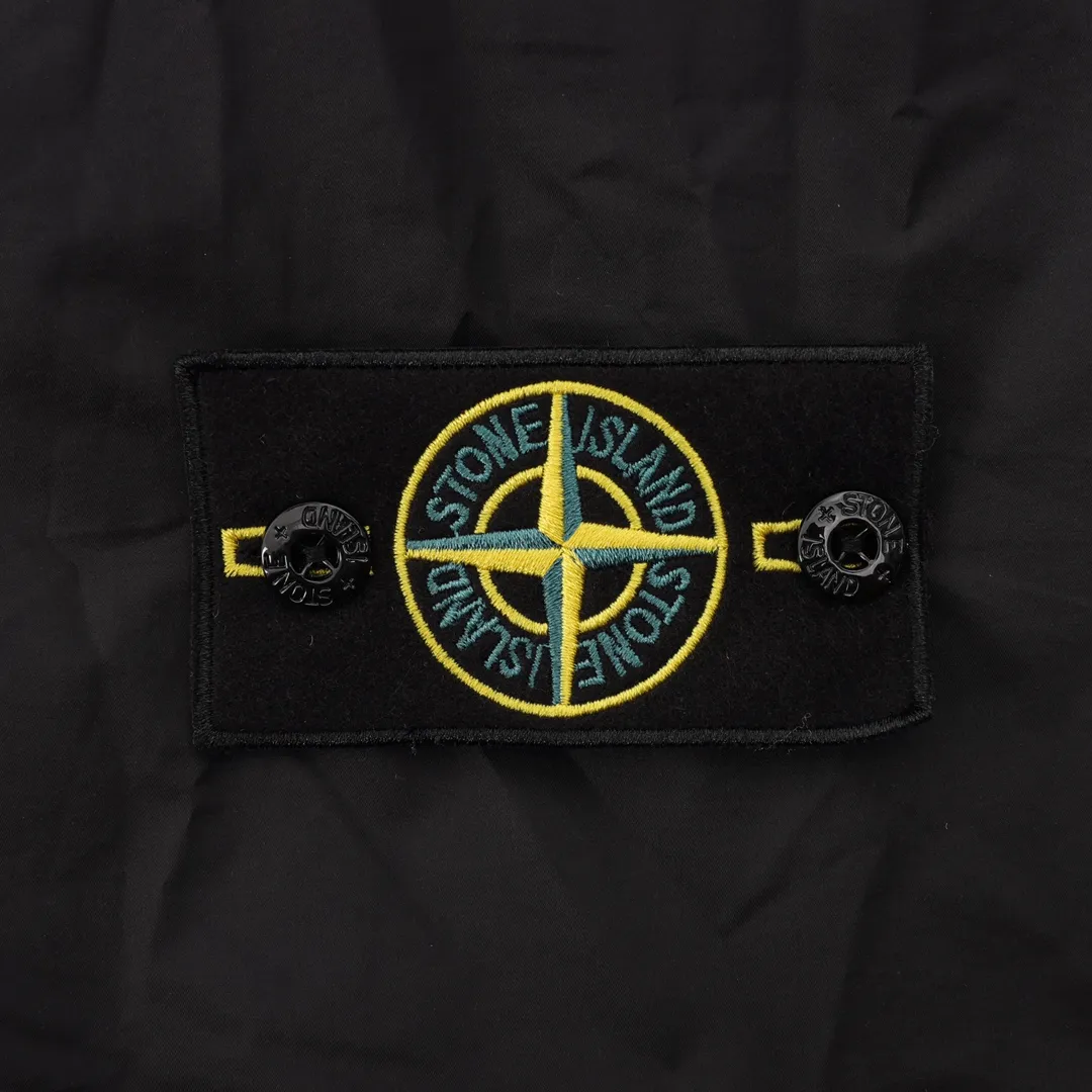 🅿️740 Stone Island/Stone Island outdoor multi-pocket long zipper jacket. In order to restore all the texture of ZP, this year the team spent several months and finally shipped it. All excipients are restored to ZP! Highly permeable laminated fabric Gore-tex imitates water-breathable film, which feels better and more comfortable. The fabric has certain waterproof, windproof and UV-proof effects. It is one of the must-have jacket fabrics in Stone Island. It is light and thin because of the characteristics of the fabric. It is functional and full of outdoor sports. There are two pockets on the chest, and there is the logo embroidery of Stone Island nautical compass badge on the arm. It is a must-have item for outdoor travel! size：XS-L